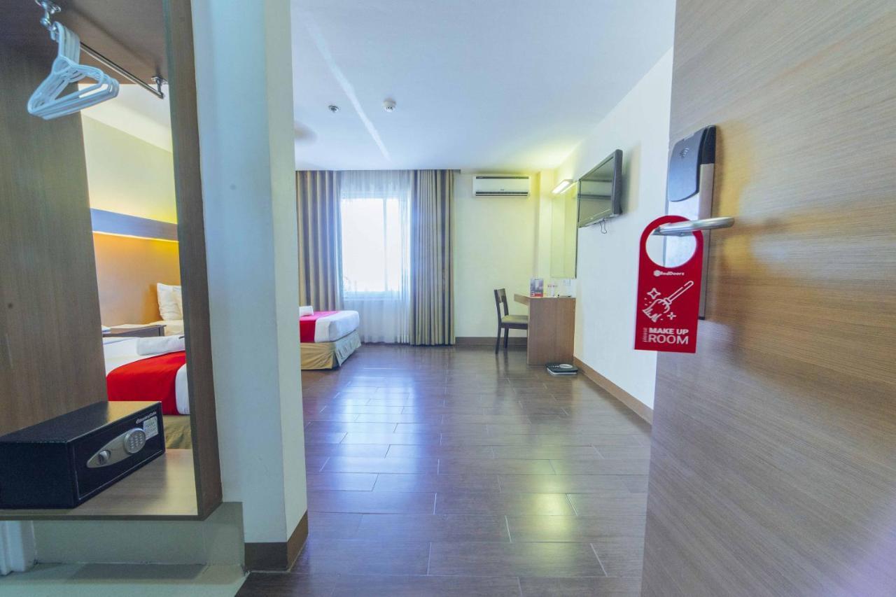 Reddoorz Premium @ The Ritz Garden Oases Hotel Davao City Exterior foto