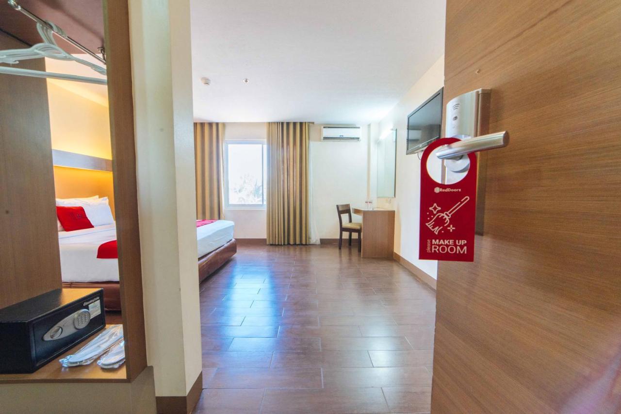 Reddoorz Premium @ The Ritz Garden Oases Hotel Davao City Exterior foto